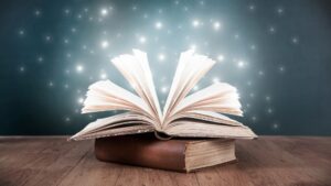 Livre ouvert posé sur un livre fermé avec des étoiles
