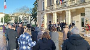 foule de personnes rassemblées sur le parvis de la mairie d'Audenge